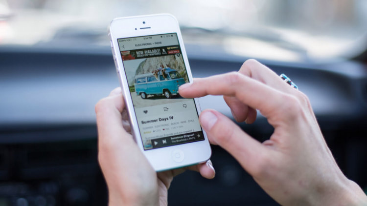 Российские владельцы iPhone тратят на Интернет больше других. Фото.