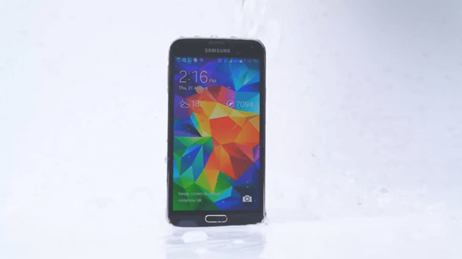 Samsung предложила iPhone 5s поучаствовать в Ice Bucket Challenge. Фото.