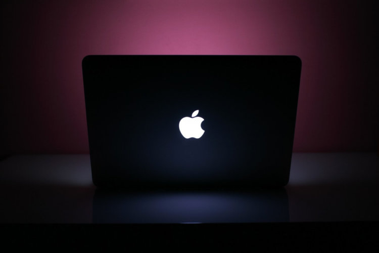 Apple сократила срок доставки всех компьютеров в российском магазине. Apple сократила срок доставки всех компьютеров в российском магазине. Фото.