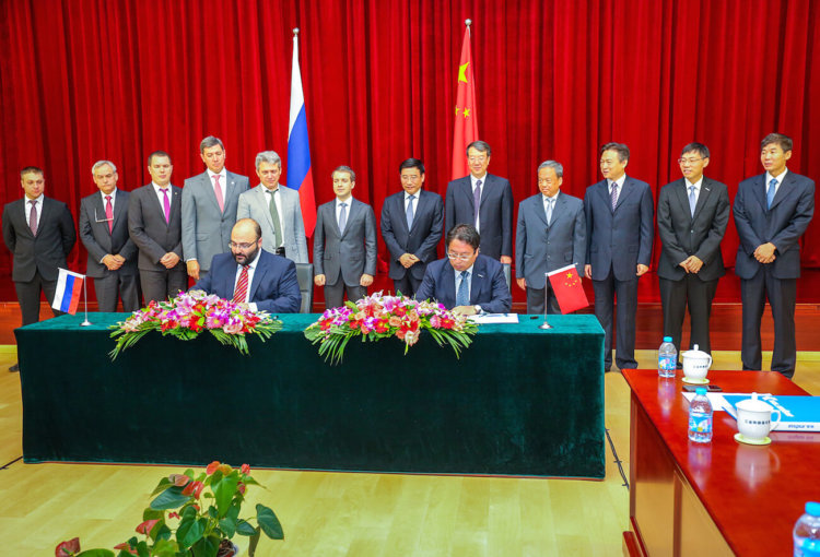 Россия делает ставку на китайские смартфоны вместо iPhone. Фото.