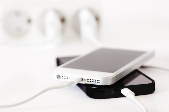 iPhone на зарядке iPhone на зарядке