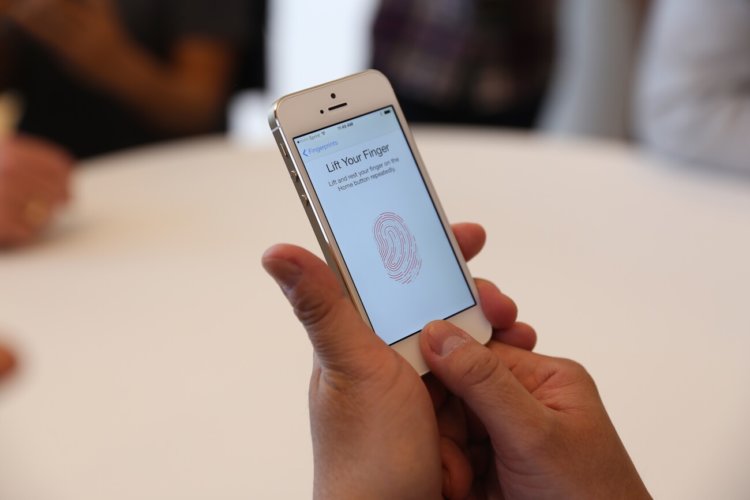 iPhone 6 Plus: «ночной кошмар» вашего большого пальца. iPhone 6 Plus: «ночной кошмар» вашего большого пальца. Фото.