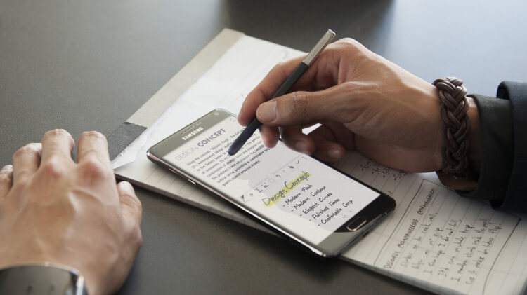 Galaxy Note 4 в руках у пользователей: уж лучше бы он гнулся. Фото.