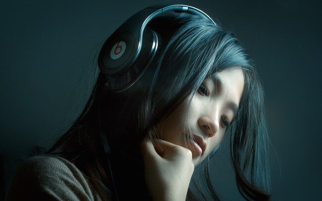 Девушка в наушниках Beats Девушка в наушниках Beats