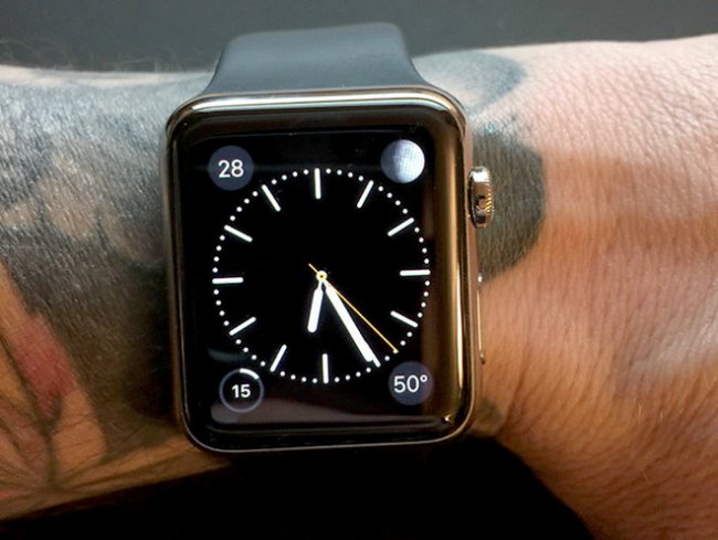 Apple watch на руке с татуировкой Apple watch на руке с татуировкой