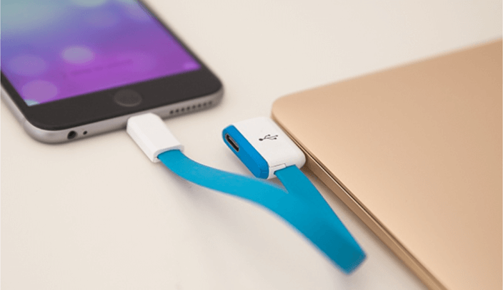 Проблема одного разъема в MacBook активно решается. Фото.