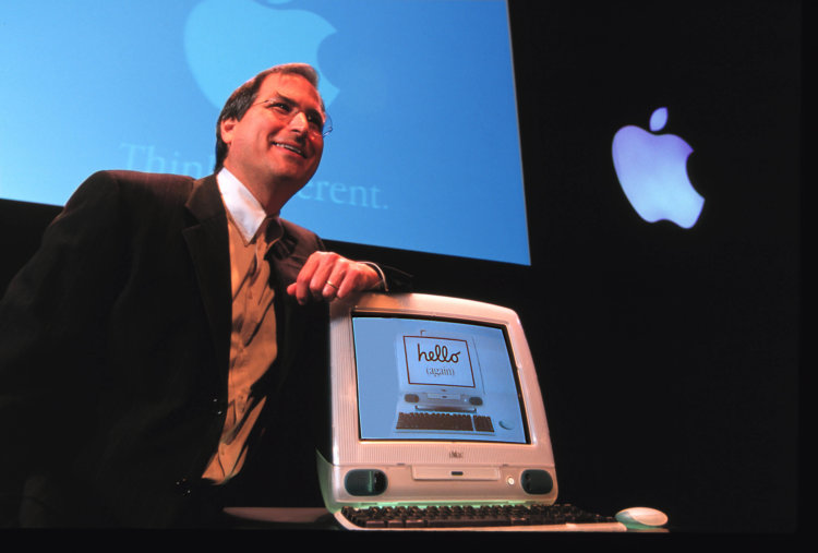 steve-jobs-with-iMac steve-jobs-with-iMac