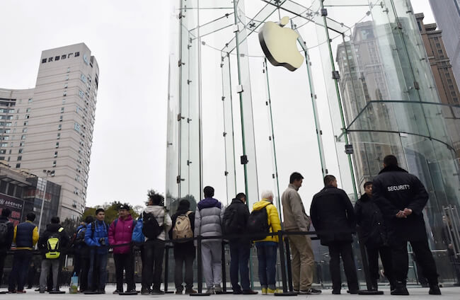 Очередь у Apple Store Очередь у Apple Store