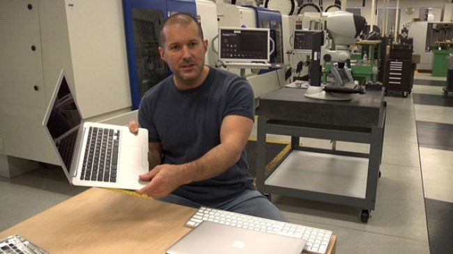 jonathan-ive-shows-unibody-macbook-in-apples-hq jonathan-ive-shows-unibody-macbook-in-apples-hq