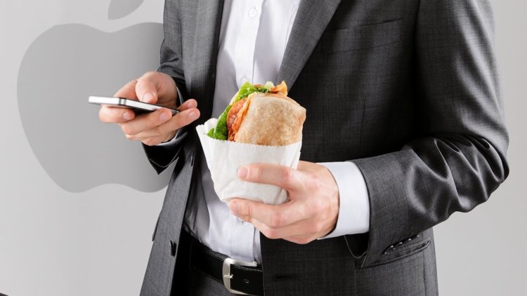 Обед с Тимом Куком обошелся в 20 Apple Watch. Обед с Тимом Куком обошелся в 20 Apple Watch. Фото.