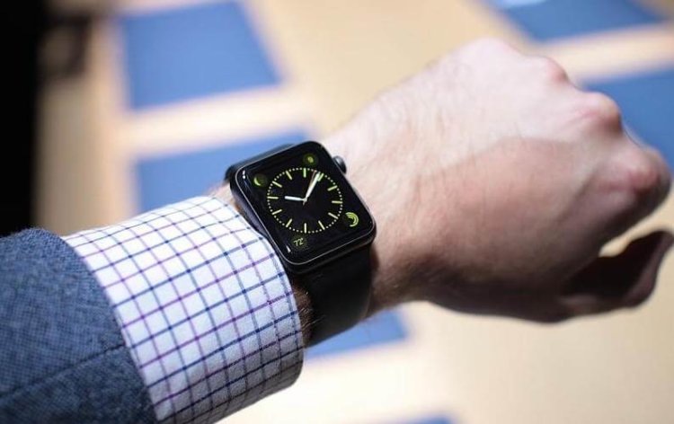 Списать на экзамене с Apple Watch не получится. Фото.