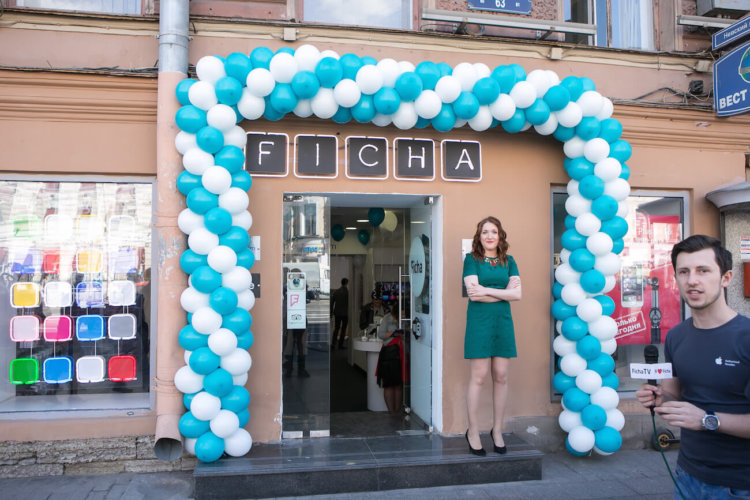 Открытие магазина Ficha — первого музея техники Apple в Санкт-Петербурге. Фото.