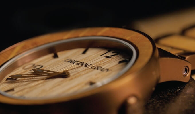 DUO позволит носить Apple Watch и классические часы на одном запястье. Фото.