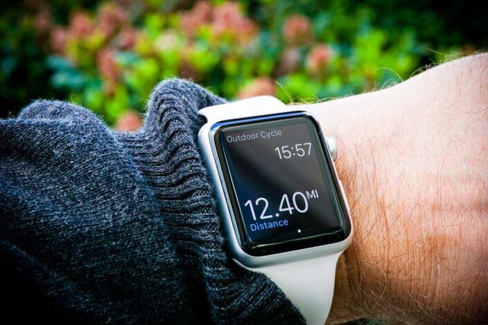 Экран Apple Watch с сапфировым стеклом проигрывает более дешевой версии. Фото.