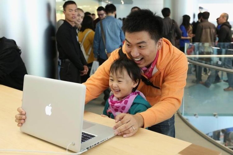 apple-store-happy-customers apple-store-happy-customers