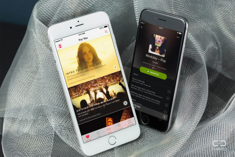 У Apple Music меньше подписчиков, но больше прослушиваний, чем в Spotify. Фото.