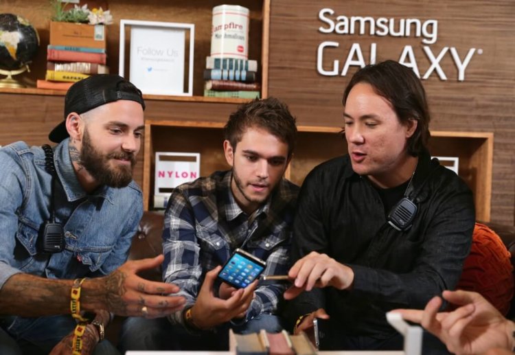 Samsung сравнила невежливых владельцев iPhone и вежливых обладателей Galaxy. Фото.