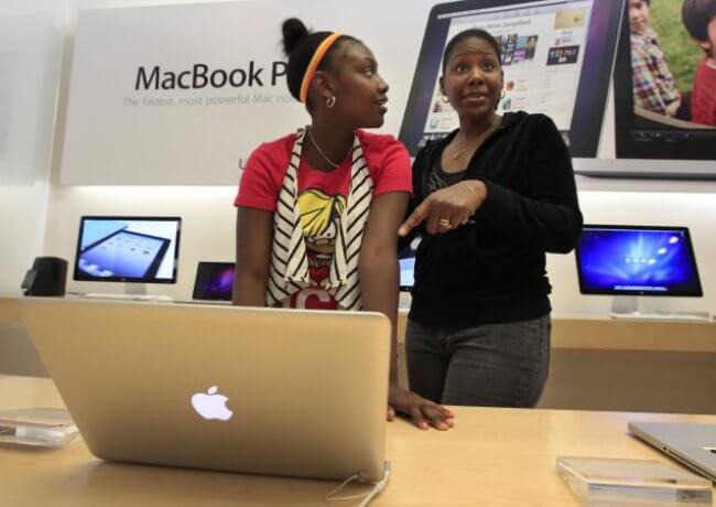 apple-store-customers-macbook apple-store-customers-macbook
