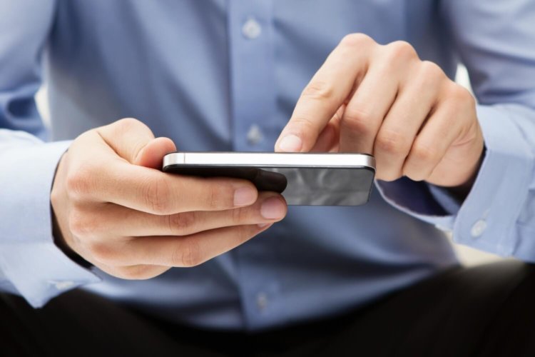 Владельцы iPhone жалуются на ошибочные списания средств в роуминге. Владельцы iPhone жалуются на ошибочные списания средств в роуминге. Фото.