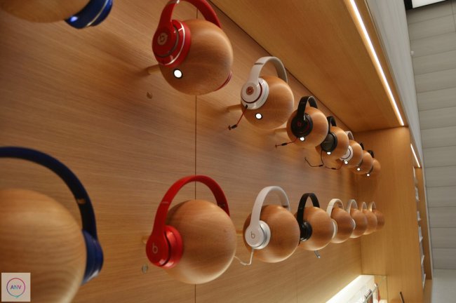 brussels-store-shelves-headphones brussels-store-shelves-headphones