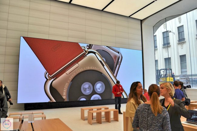 store-brussels-giant-screen-2 store-brussels-giant-screen-2