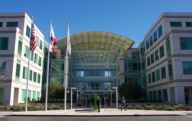 macworld2013_day_1_cupertino_apple_hq_flags