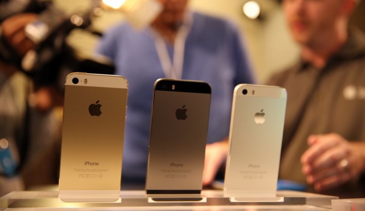 iPhone теряет популярность в России. Фото.