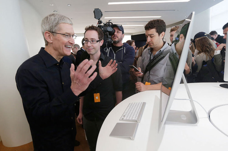Тим Кук и iMac Тим Кук и iMac