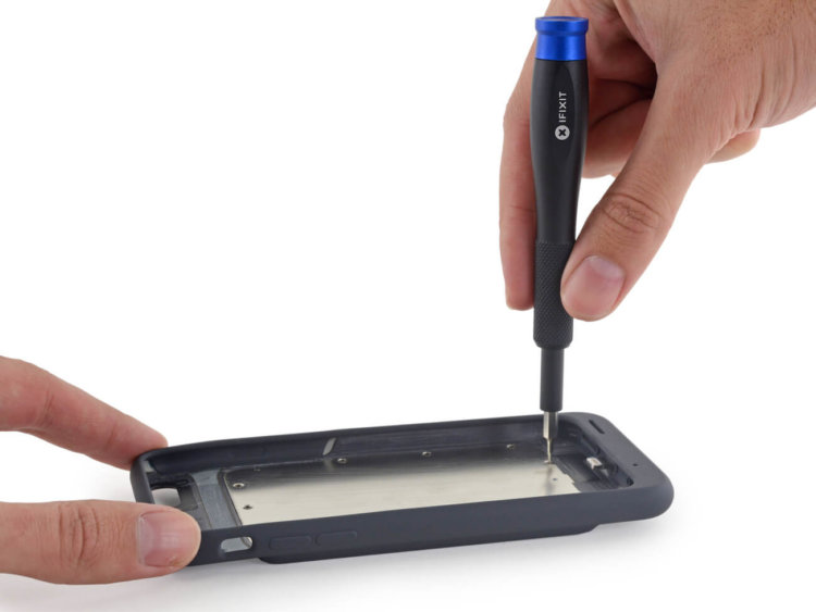 Мастера из iFixit добрались до нового Smart Battery Case. Фото.