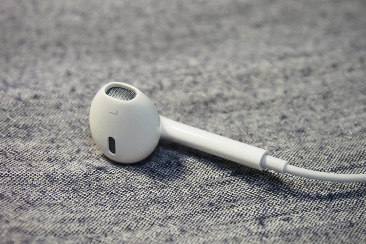 Apple может укомплектовать iPhone 7 беспроводными EarPods. Фото.