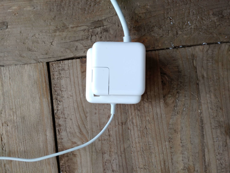 Apple отзывает из продажи адаптеры для зарядок от Mac и iPad. Фото.