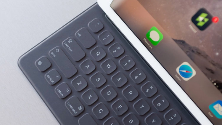 iPad Pro научился обновлять прошивку аксессуаров через Smart Connector. iPad Pro научился обновлять прошивку аксессуаров через Smart Connector. Фото.