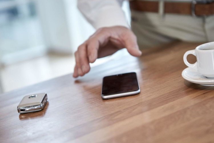 iPhone вместо ключа для автомобиля: уже не мечта. iPhone вместо ключа для автомобиля: уже не мечта. Фото.