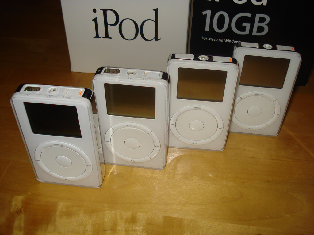 [Флешбэк] Mac OS X, iPod, Кевин Линч и eMate. 22 марта 2002 года. Фото.