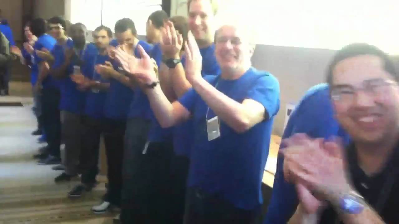 [Видео] Начало продаж iPad 2 в Париже. Фото.