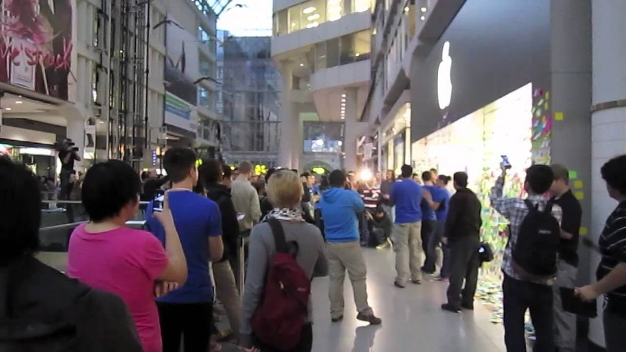 Видео: Очередь за iPhone 4S в Торонто. Фото.