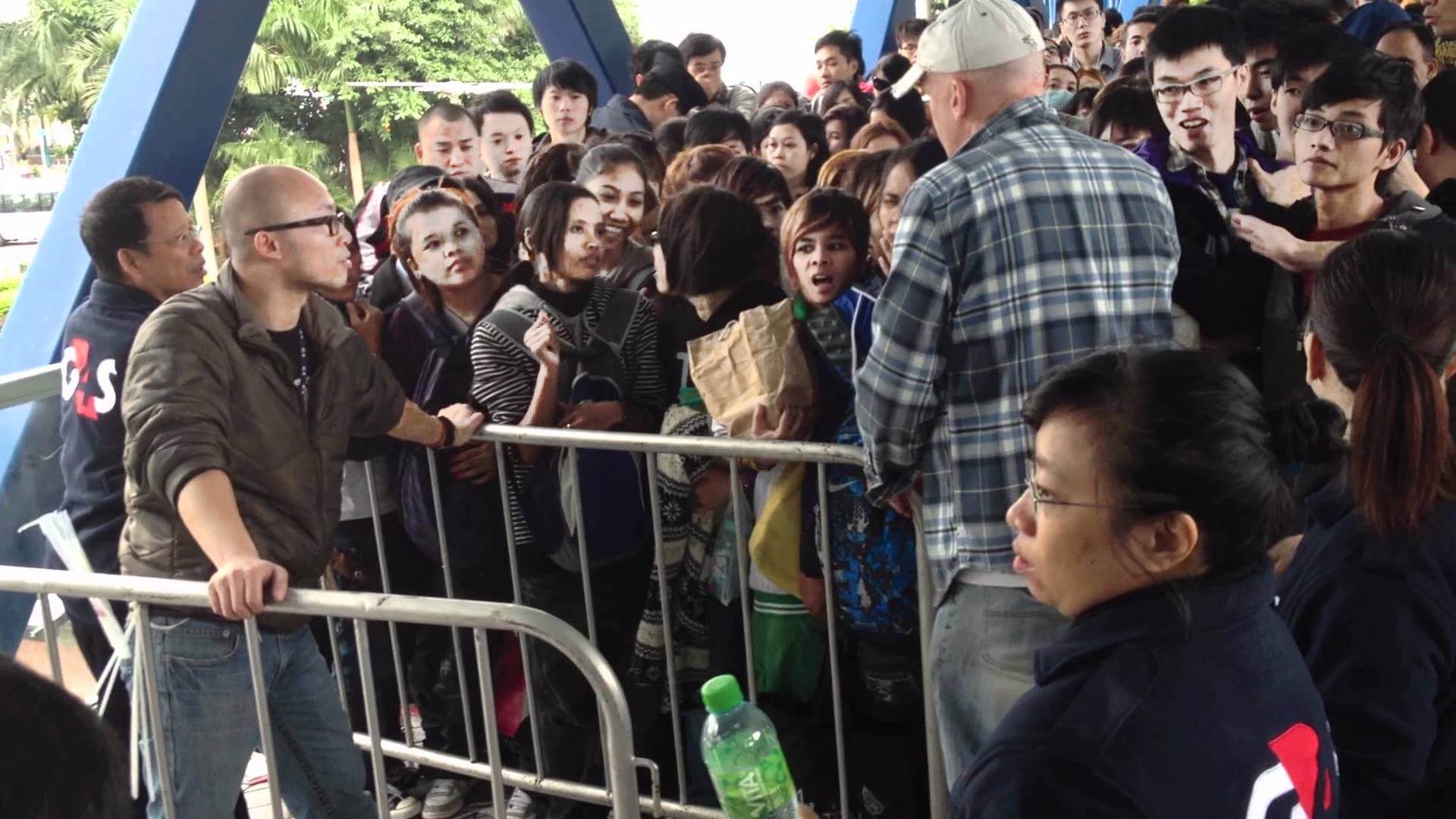 Полиция разогнала очередь за iPhone 4S возле Apple Store в Гонконге. Фото.