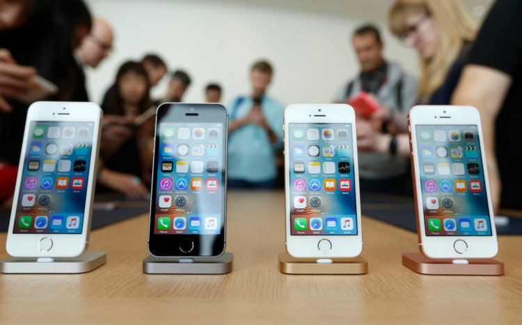 [Обновлено] iPhone SE больше не доступен для предзаказа в России. Фото.
