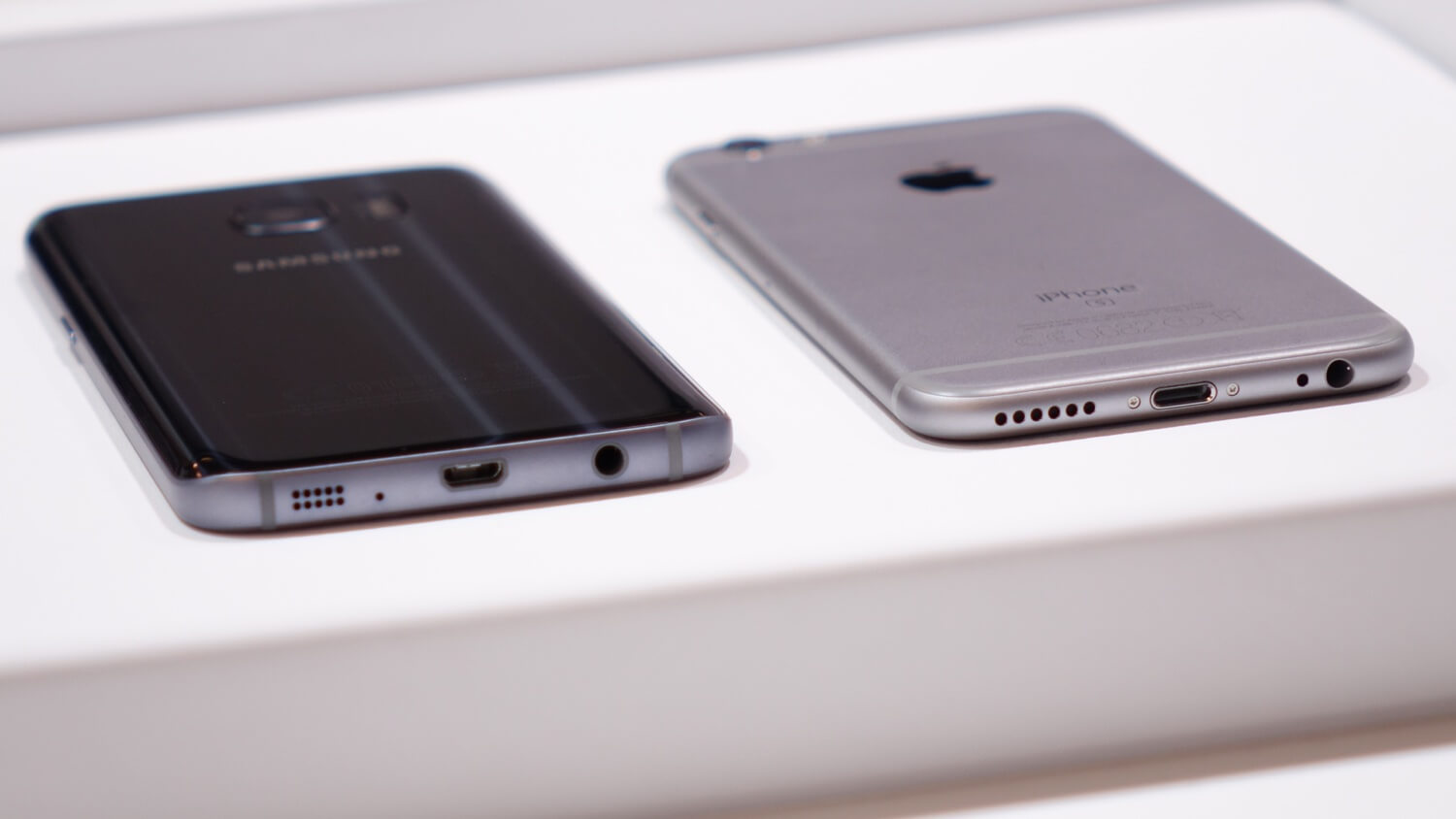 iPhone и Samsung Galaxy с каждым годом все сложнее отличить. iPhone и Samsung Galaxy с каждым годом все сложнее отличить. Фото.