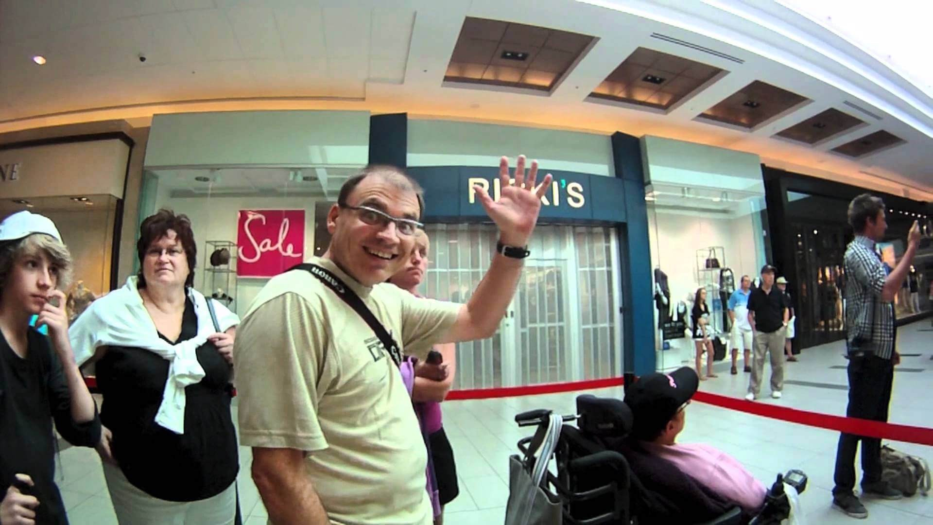 В субботу состоялось открытие 5 новых магазинов Apple. Фото.