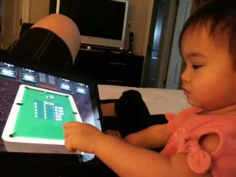 Малыши с легкостью обучаются пользованию iPad. Фото.