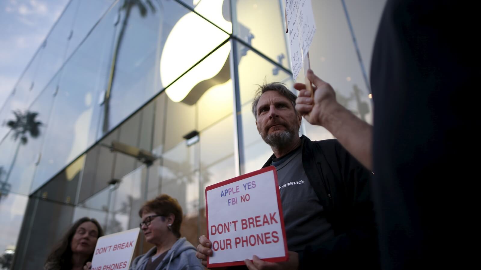 Что ФБР удалось обнаружить в iPhone террориста из Сан-Бернардино. Что ФБР удалось обнаружить в iPhone террориста из Сан-Бернардино. Фото.