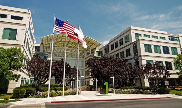 Apple прокомментировала ситуацию с трупом в своем офисе. Фото.