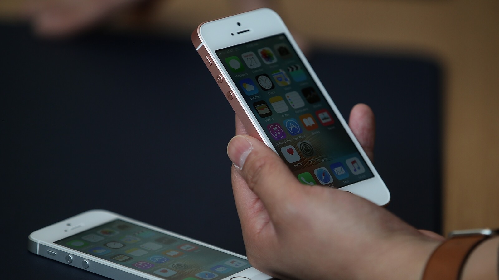 Apple не справляется с наплывом желающих приобрести iPhone SE? Apple не справляется с наплывом желающих приобрести iPhone SE? Фото.