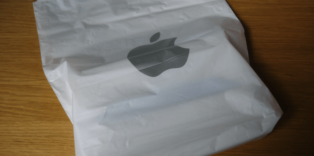 Apple отказывается от пластика в пользу бумаги. Apple отказывается от пластика в пользу бумаги. Фото.