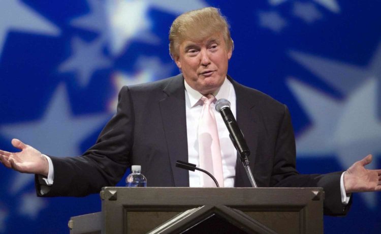 Дональд Трамп оскандалился из-за Apple. Фото.