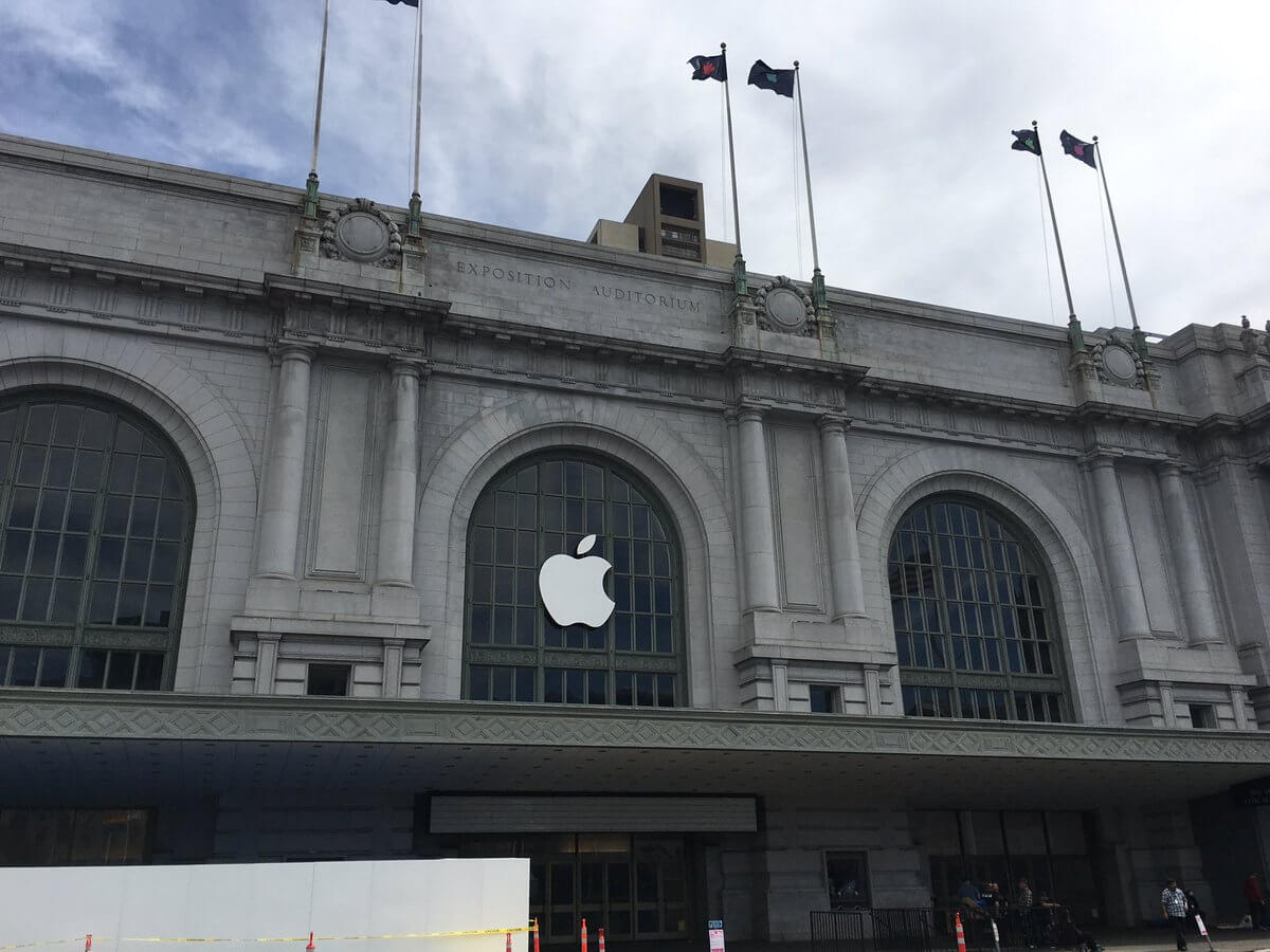 Apple украсила места проведения WWDC 2016 и готова принять гостей. Apple украсила места проведения WWDC 2016 и готова принять гостей. Фото.