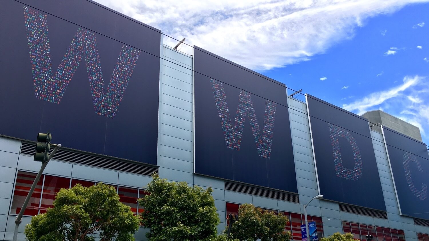 Apple украсила места проведения WWDC 2016 и готова принять гостей. Apple украсила места проведения WWDC 2016 и готова принять гостей. Фото.