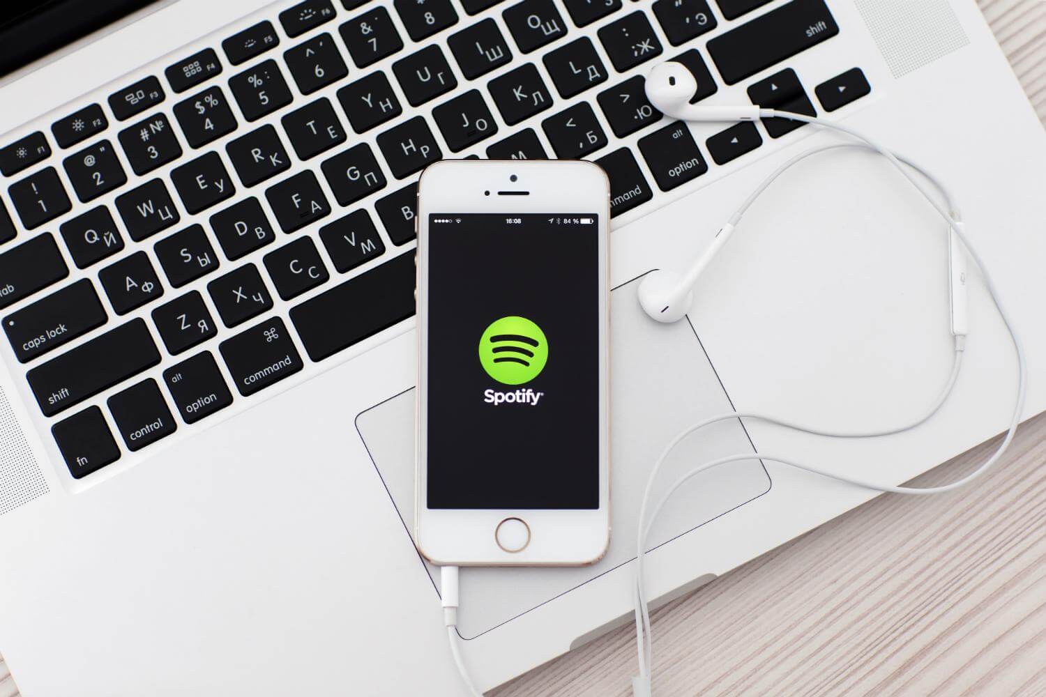Spotify обвинила Apple в недобросовестной конкуренции. Spotify обвинила Apple в недобросовестной конкуренции. Фото.