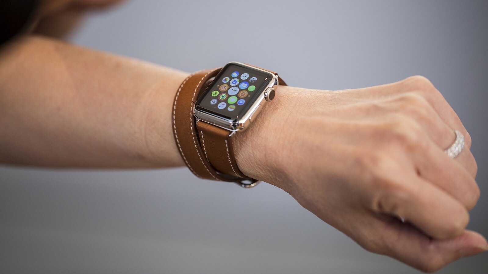 Продажи Apple Watch неуклонно растут, вопреки слухам о выходе новой модели. Продажи Apple Watch неуклонно растут, вопреки слухам о выходе новой модели. Фото.